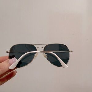 Stylish Aviator Sunglasses with Dark Lenses